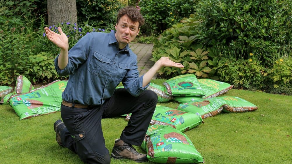 Henrik fra Champost med en bunke af produkter