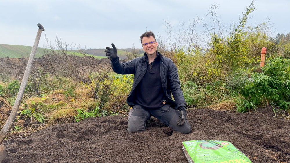 Henrik forbedrer sin havejord med Champost Jordforbedring, så den er klar til planter